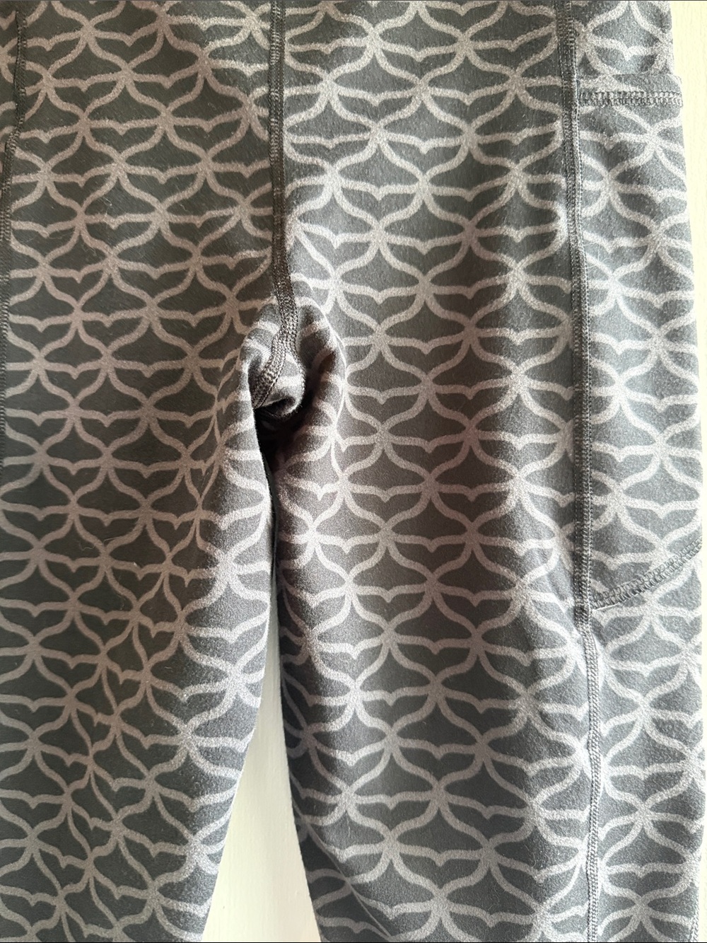 Vineyard Vines NEW black & Gray Patterned Leggings large - Picture 2 of 4